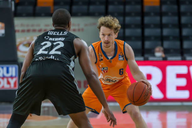 世界杯12人或敲定，周琦回归，崔永熙发声，6人离队，2超巨驰援